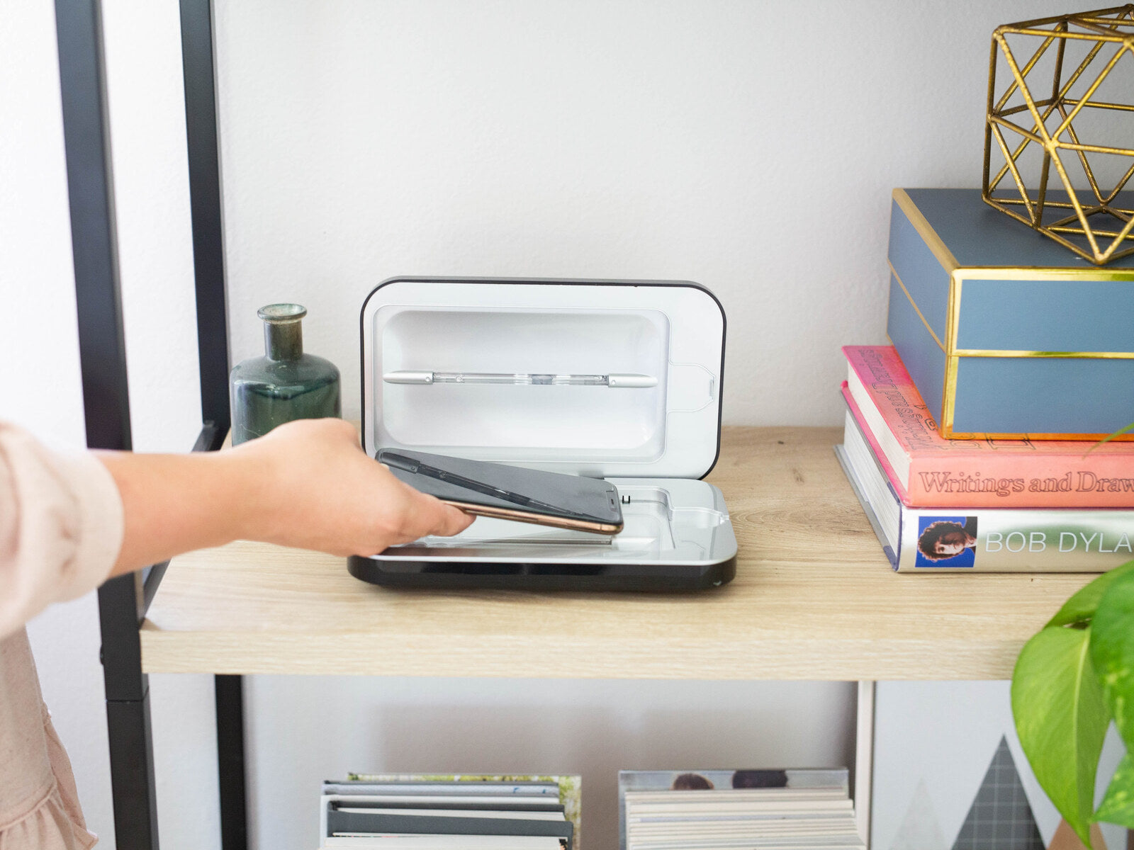 Placing a phone in the PhoneSoap 3