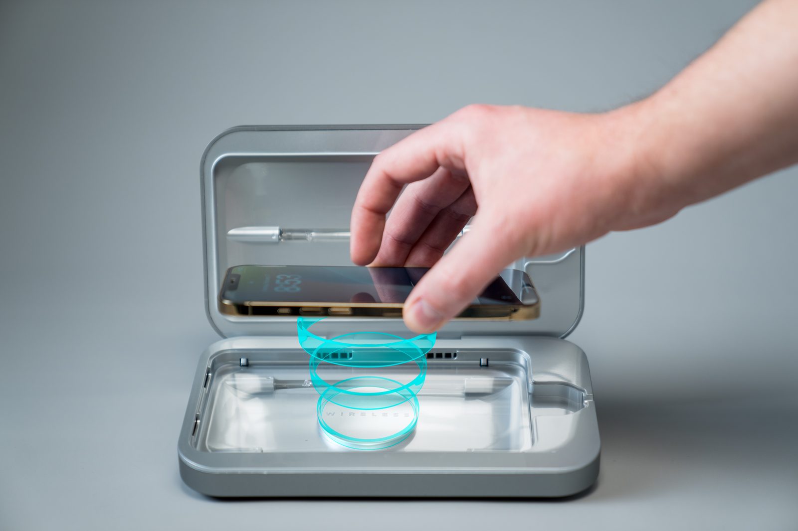PhoneSoap Wireless with built-in Qi wireless charging pad